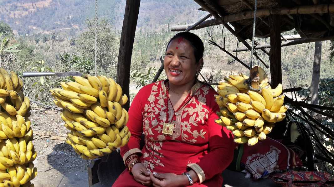 Bananenverkäuferin am Straßenrand