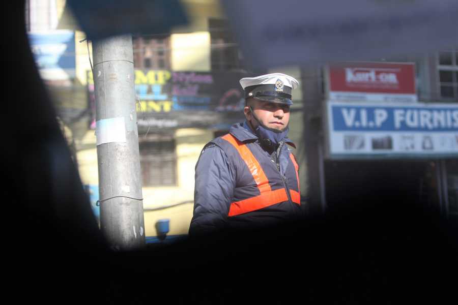 Verkehrspolizist in Nepal ist ein schwerer Job. Man ist permanent der großen Luftverschmutzung ausgesetzt.