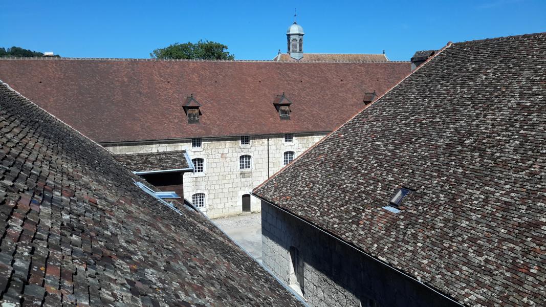 Blick über die Dächer der Zitadelle in den Innenhof.