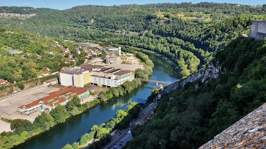 Industrieanlagen am Doubs