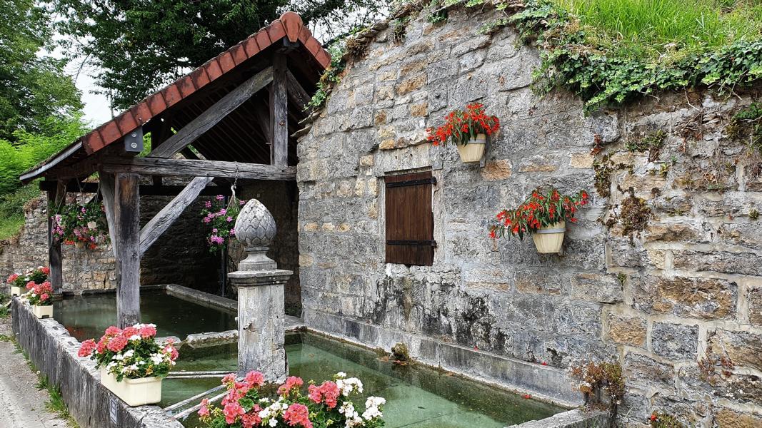 Trinkwasserbecker im Dorf Saint-Lothain
