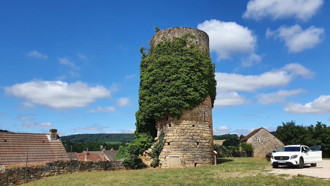 Ein alter Wehrturm ist noch gut erhalten und steht auf einem Hügel der Stadt Saint-Gengoux-le-National.. 