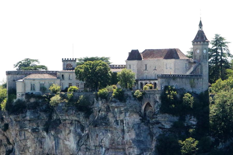 Auf dem Gipfel des Berges, der dritten Ebene, befindet sich eine Burg aus dem 14. Jahrhundert. 
