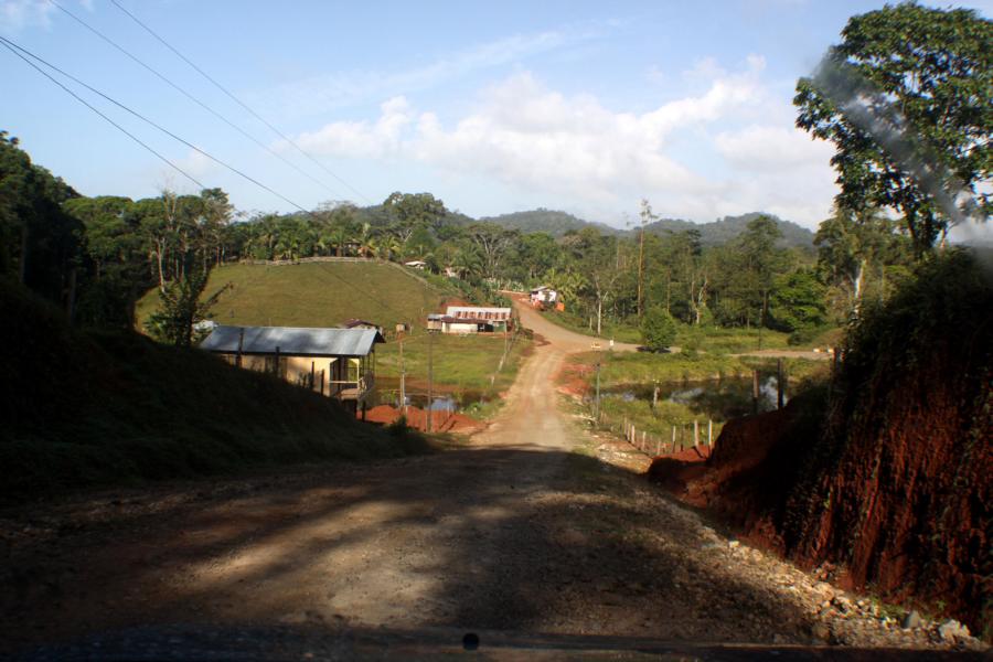 Die auf der holprigen Schotterpiste zurückgelegte Strecke von der Lagarto Lodge war wiederum sehr anstrengend, umso schöner dann das, was uns erwartete-  das Hotel Lomas del Volcan, das 2,5 km nach La Fortuna, unserem nächsten Ziel, liegt.