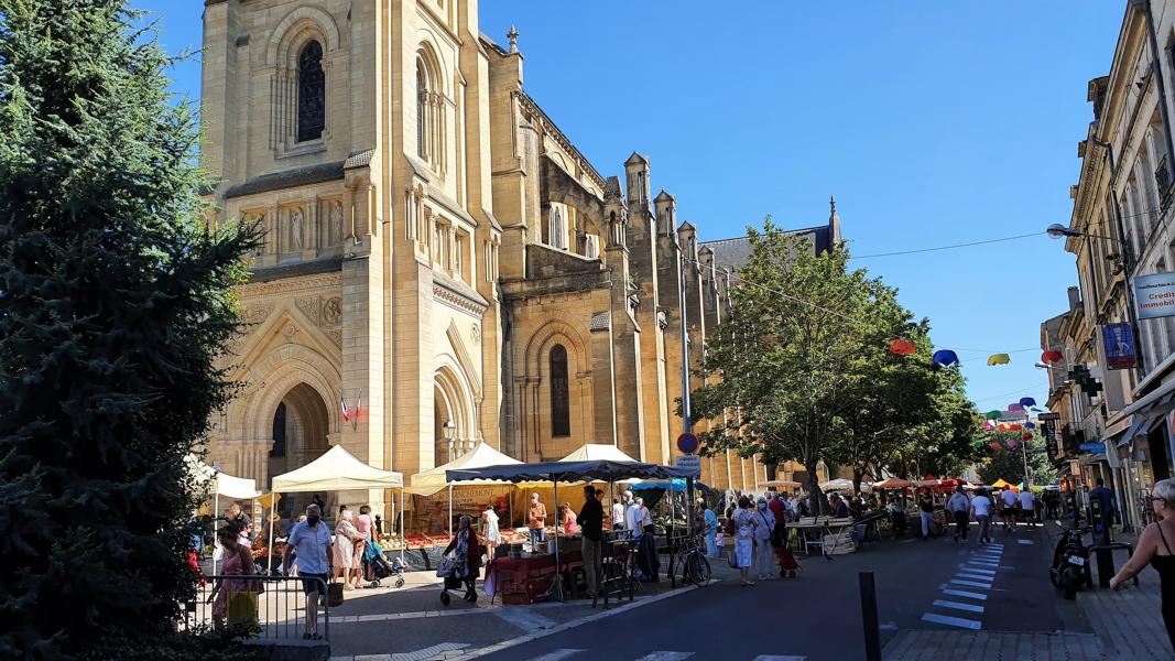 Marktstände um die Kirche Notre Dame in Bergerac