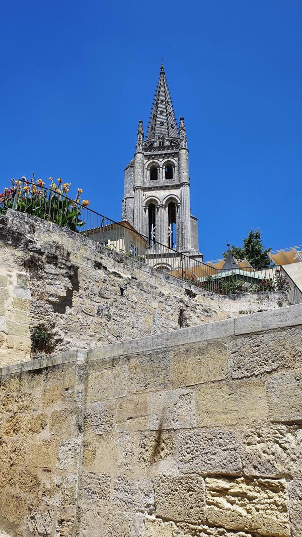 Gotischer Glockenturm der Felsenkirche in Saint Emilion