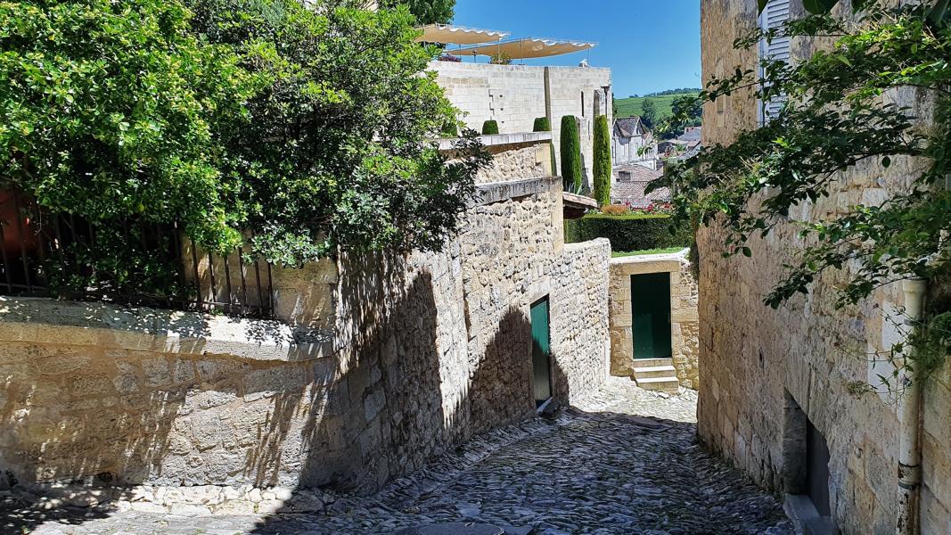 Schwer begehbares Kopfsteinpflaster in den Gassen von Saint Emilion 