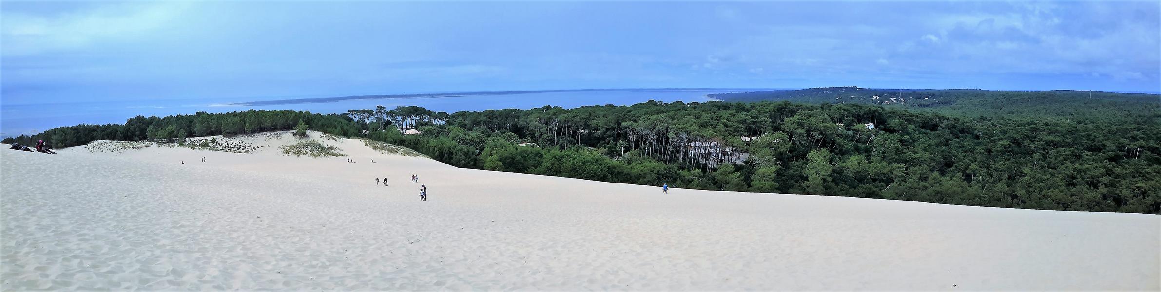 Panoramablick von der Dune de Pilat auf die Küste, das Meer und das Land