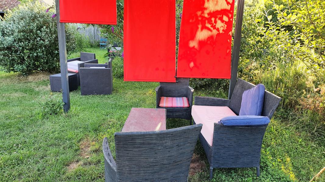 Hofgarten des Hotels Auberge La Barguillere 