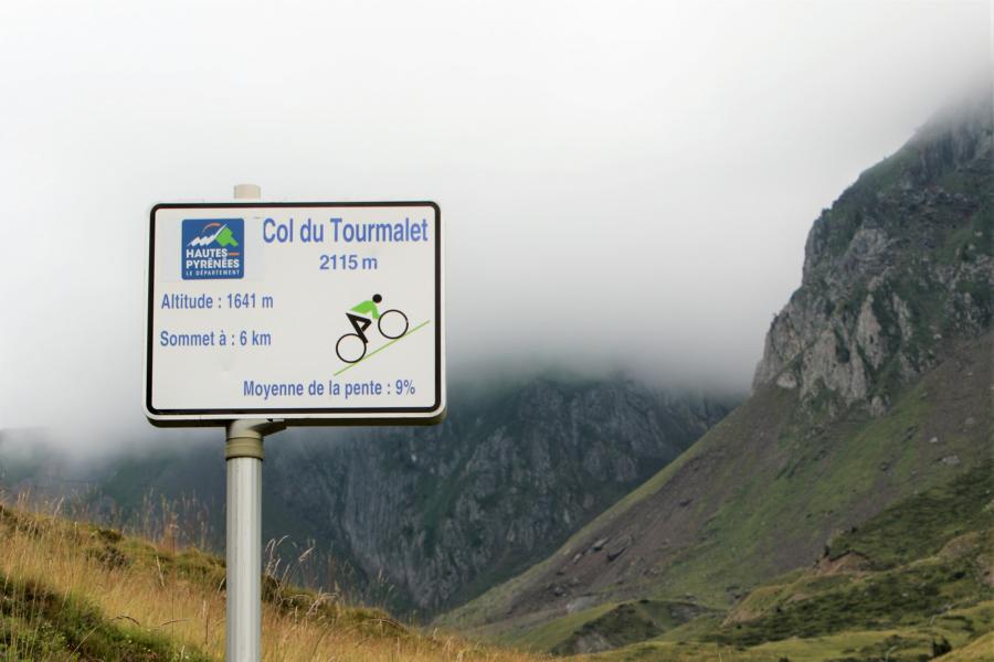 Man kann den Pass von zwei Seiten befahren. Beide Aufstiege sind in Abständen von einem Kilometer mit speziellen Schildern für Radfahrer ausgestattet. 