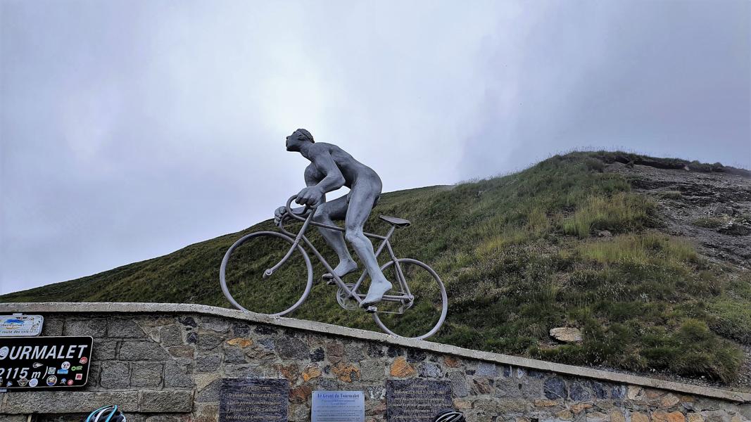 Am Col du Tourmalet auf 2115 Metern (übersetzt etwa &quotschlechte Straße") steht eine Rennradfahrerskulptur.