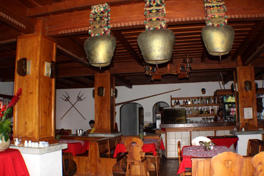 Schweizer Kuhglocken dekorieren das Restaurant.