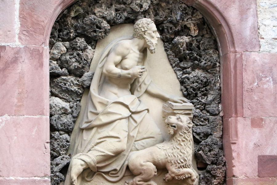 Relief an einem Gebäude im Burghof.