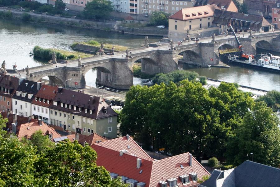 Alte Mainbrücke in  der Altstadt von Würzburg