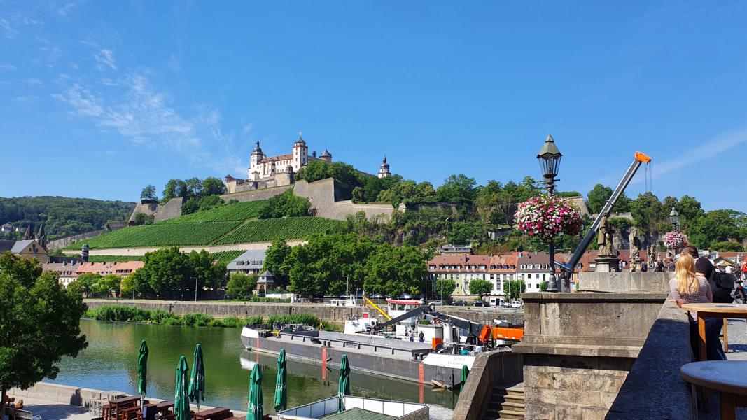 Blick von der Mainbrücke auf die Festung Marienberg