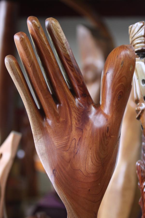 Wunderschöne Holzmaserung in dieser prachtvoll geschnitzten Hand.