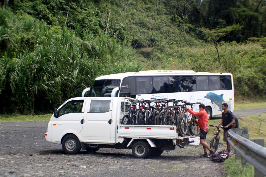 Die Witterungsbedingungen für Freizeitaktivitäten waren an diesem Tag günstig. Eine Gruppe entlud am Stausee Arenal die Fahrräder, die eigens für eine Tour angeliefert wurden.