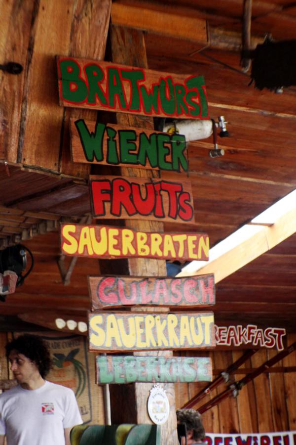 Das Speiseangebot war verlockend. Wir nutzten es nicht, weil wird noch vom Frühstück im Hotel gesättigt waren. Aber ein paar Kuchenstückchen für den Nachmittag nahmen wir schon mit.