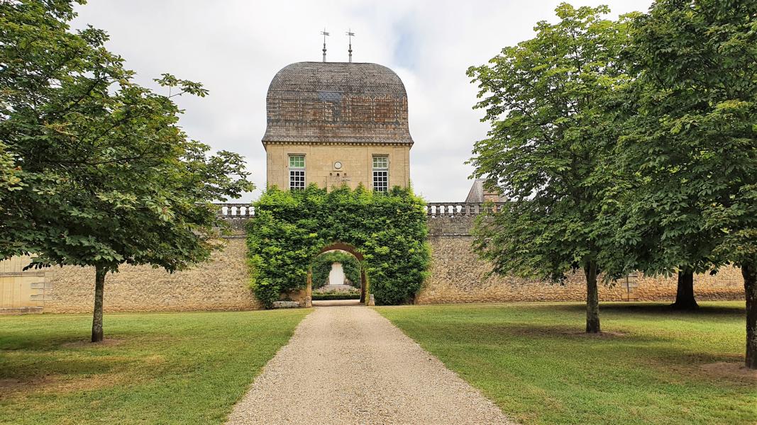 Eingang zum Chateau de Sales