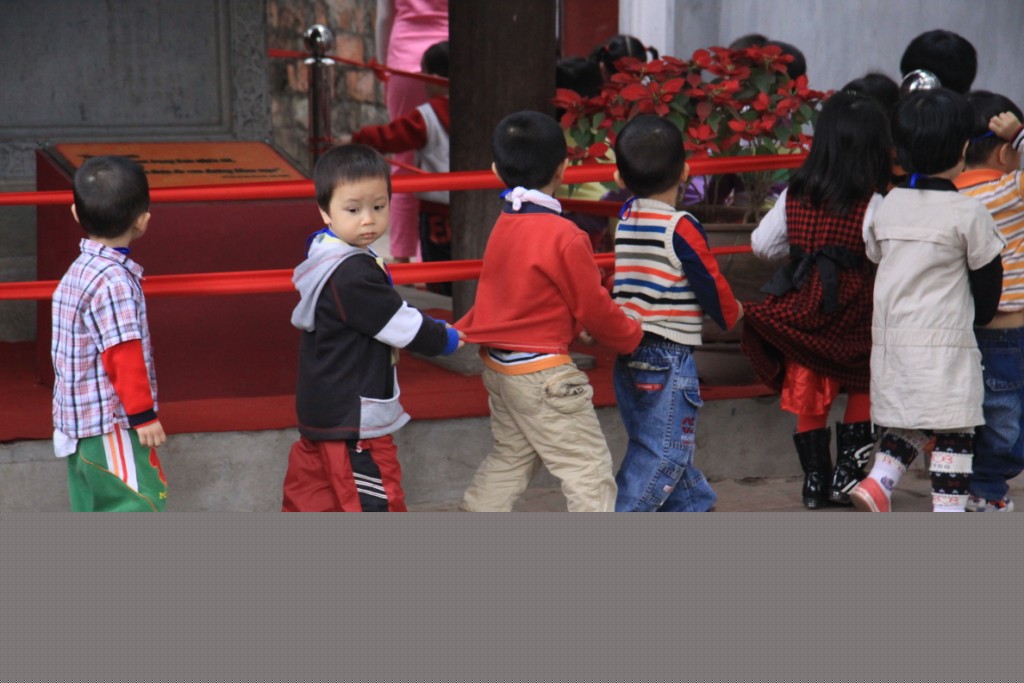 Kindergartenkinder auf dem Weg durchs erste Tor.
