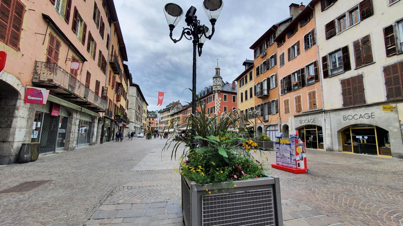 Historischer Brunnen am Place Saint-Leger