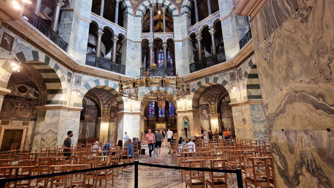 Der Blick in das Deckengewölbe des Doms verdeutlicht die streng geometrische Konzeption.