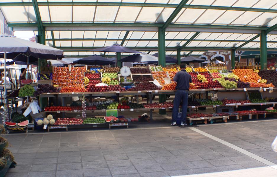 Der Obst-und Gemüsemarkt ist täglich geöffnet.