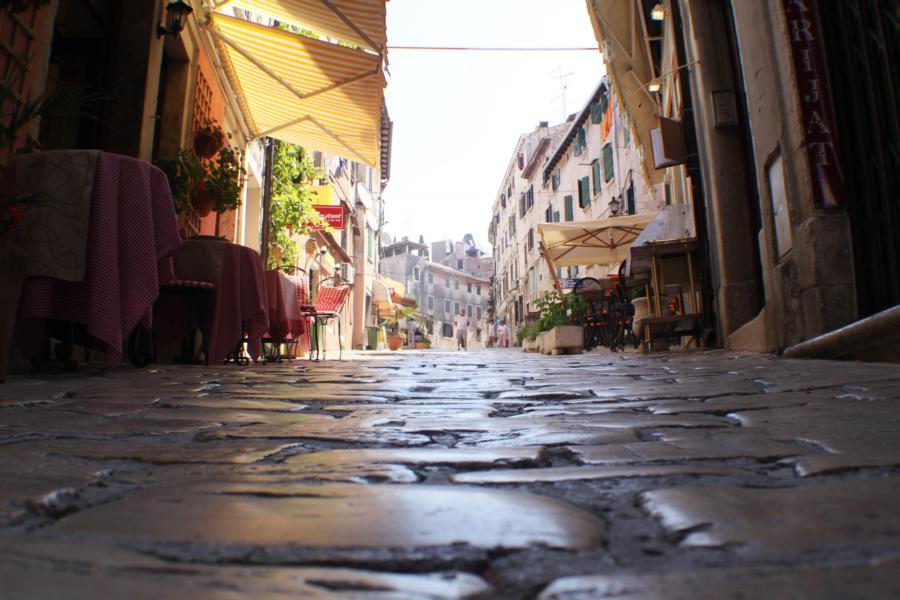 In der Altstadt hat man durchgängig das alte Pflaster erhalten. Man muss schon tüchtig aufpassen, dass man nicht ausrutscht bzw. in die teils großen Lücken tritt.