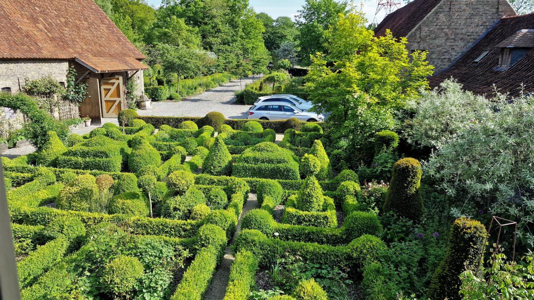 Parkplatz und Vorgarten zum Bauernhaus