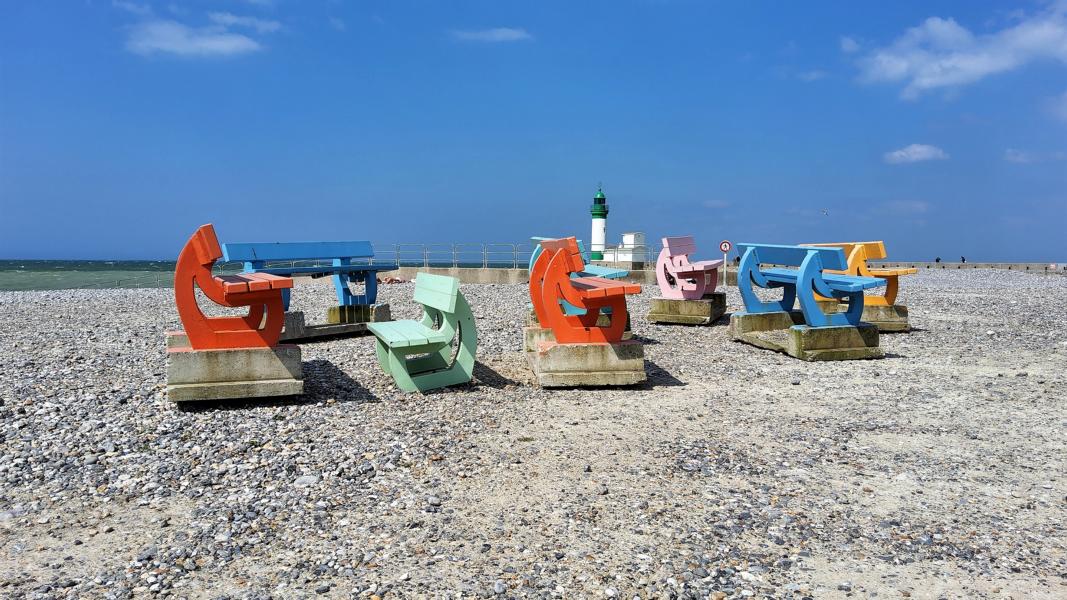 Am Strand von Le Treport hat sich ein Künstler etwas einfallen lassen - eine gelungene Idee des Innehaltens. 