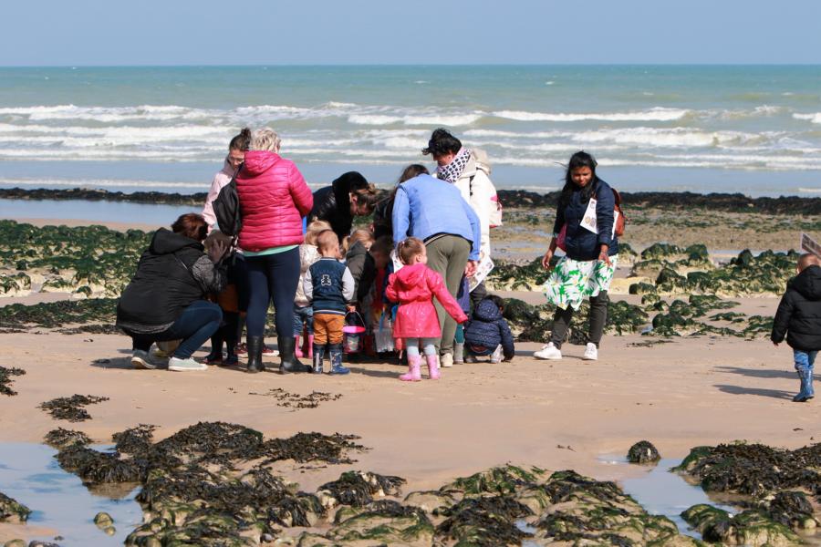 Kindergartenkinder an Strand