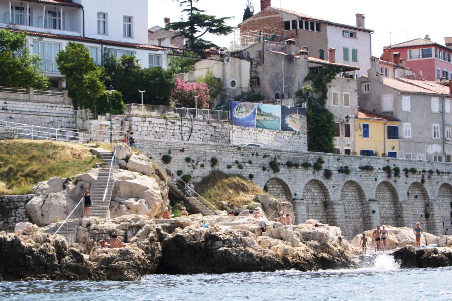 Selbst an den felsigen Stellen hat man in Rovinj die Gelegenheit, ein kühles Bad im Meer zu nehmen.