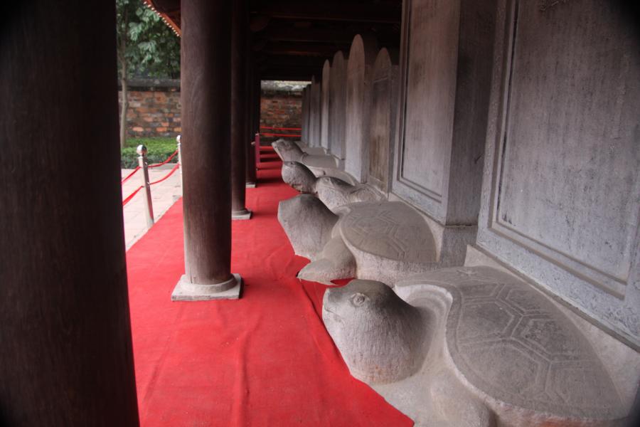 Im Tempel gibt es Steintafeln in die alte chinesische Weisheiten eingeprägt sind.