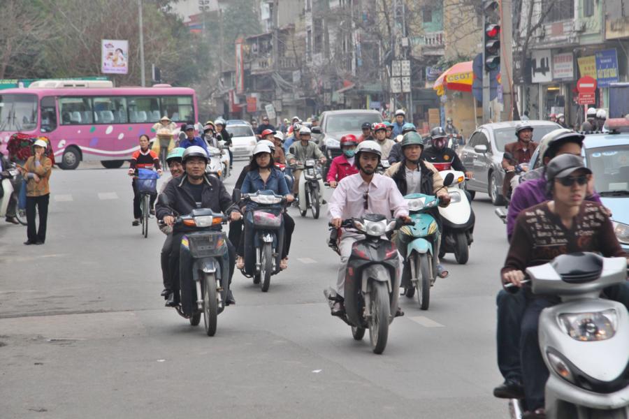 Das Überqueren der Hauptstraßen in Hanoi wird zur Geduldsprobe. In der Ruhe liegt die Kraft! Rennen und schnelle Bewegungen sind tödlich.Uns halfen Einheimische bei diesem Drahtseilakt.