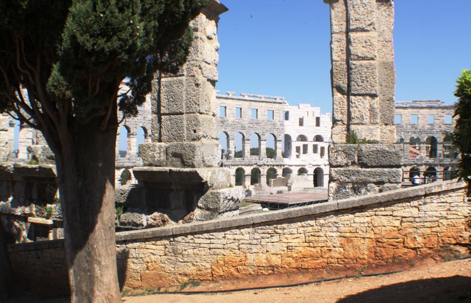 Das Amphitheater wurde unter Kaiser Augustus erbaut und unter Kaiser Vespasian erweitert.