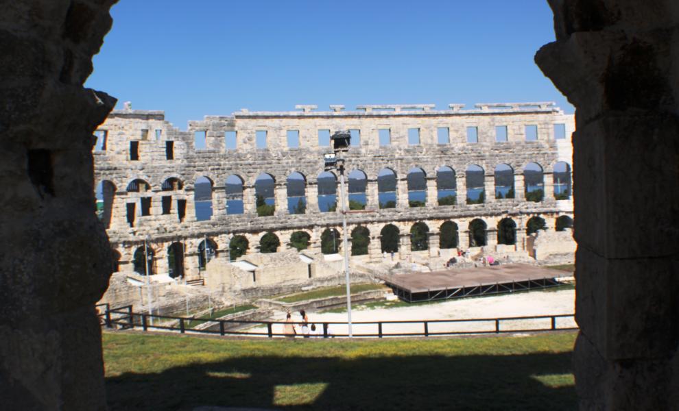 Es hat eine Größe von 133×105 Metern, bot etwa 23.000 Menschen Platz und ist damit eines der größten von den Römern erbauten Amphitheater.