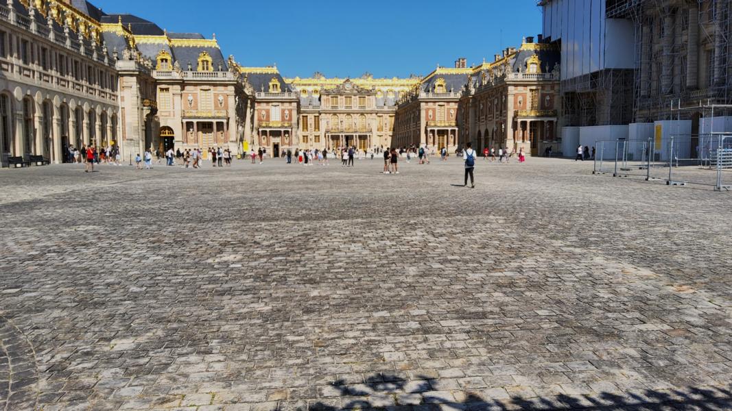Vorplatz vom Schloss in Versailles