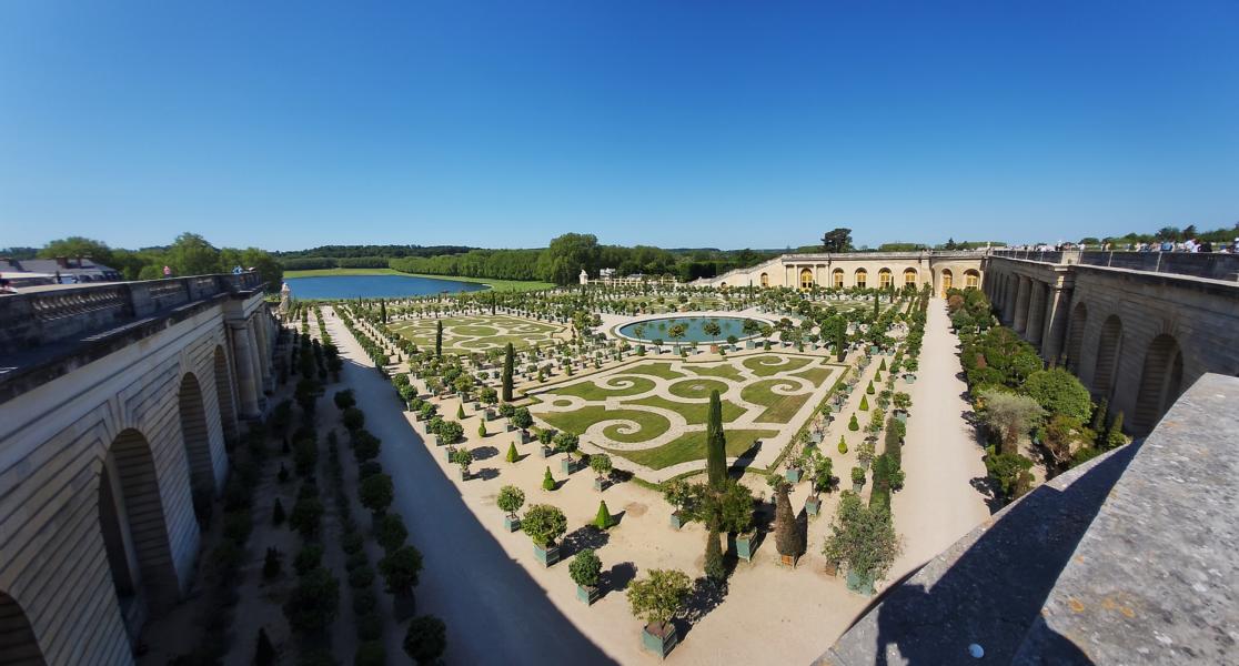 Blick auf den Schweizer Teich (links) von den Mauern der Orangerie
