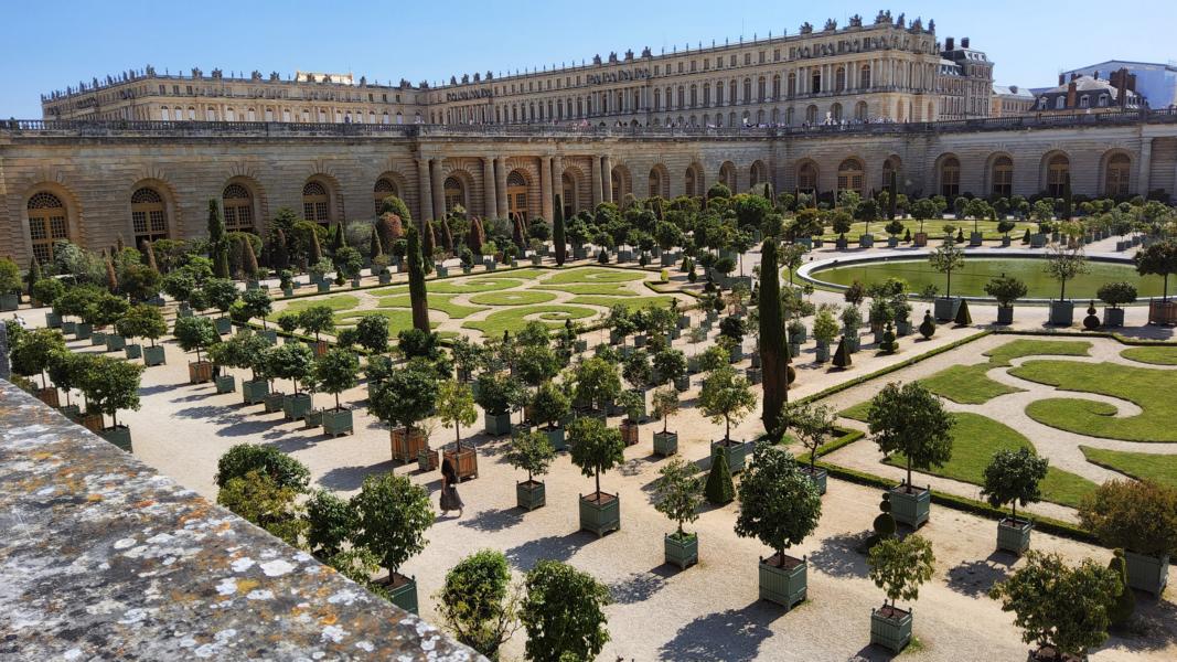 Blick von der Orangerie auf die Schlossfassade.