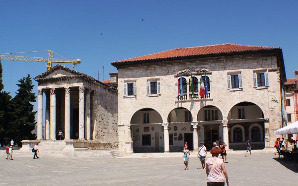 Augustustempel und Rathaus von Pula.