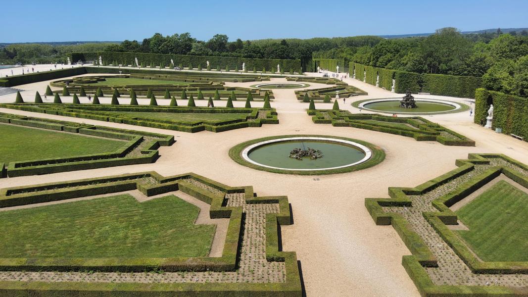 Blick in die Gartenanlagen aus dem Schloss
