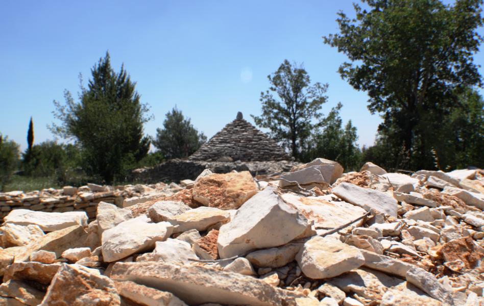 Steinmauern begrenzen die Ackerflächen der Bauern in der Region von Bale.