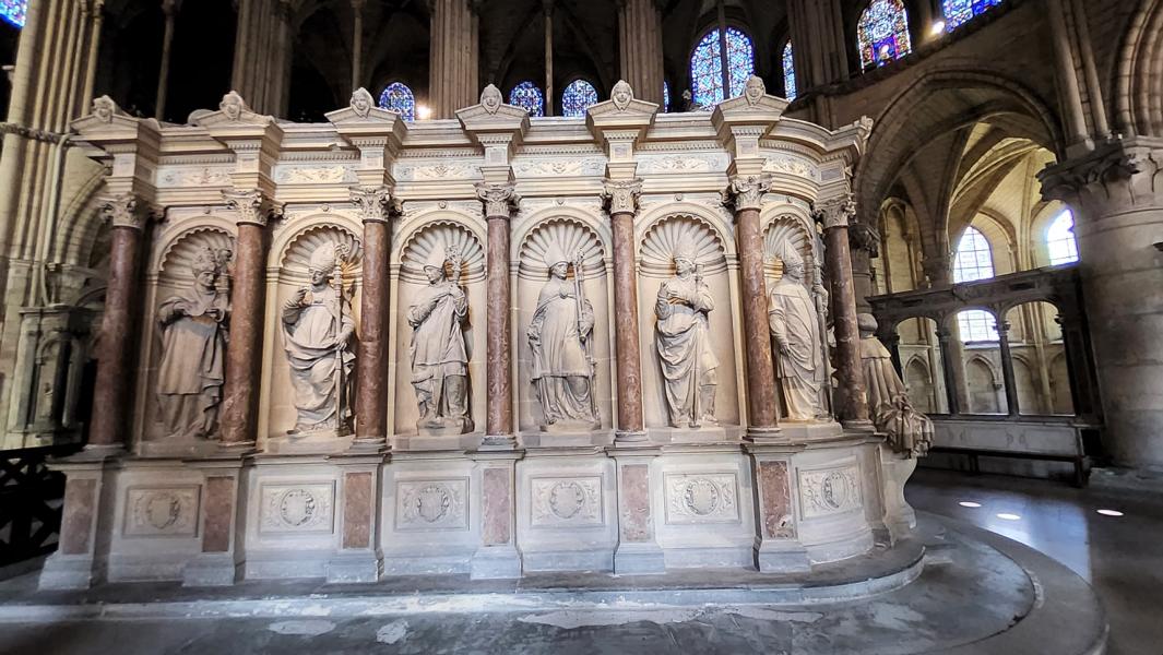 Skulpturen im Innenraum der Basilika