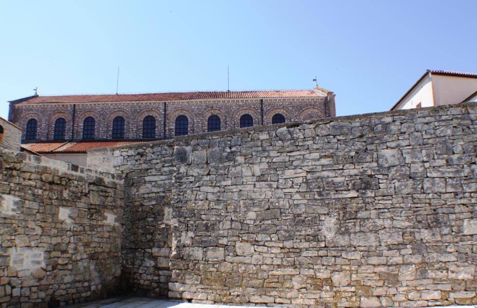 Das wohl bedeutendste Bauwerk Porečs ist das Bischofsgebäude mit der Euphrasius-Basilika, das von der UNESCO in das Weltkulturerbe aufgenommen wurde. 