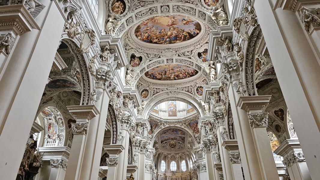 Wunderbarer Stuck im Gewölbe des Doms