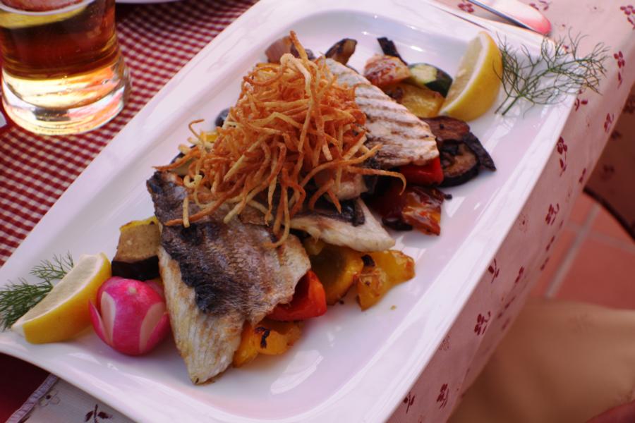 Mein Hauptgericht war vorzüglich gewürzter Fisch.