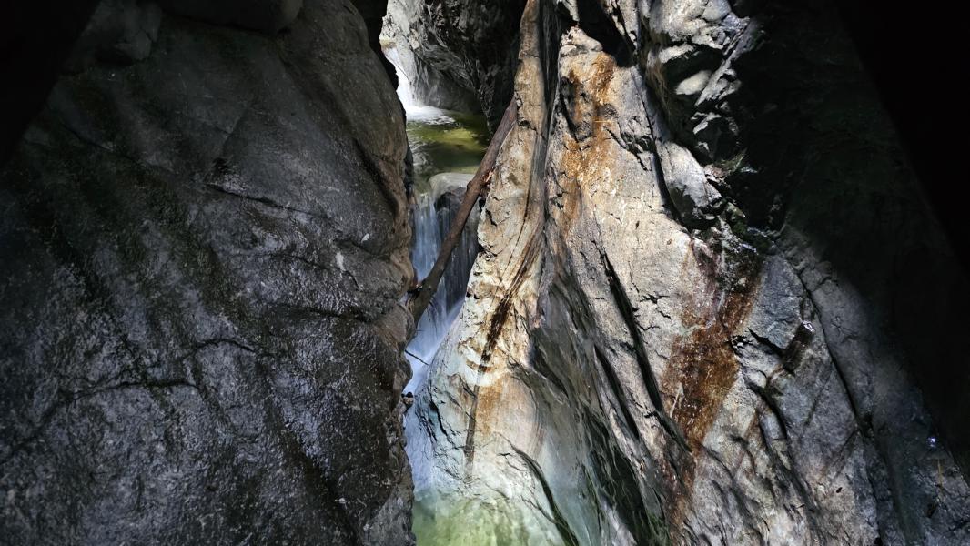 Das glasklare Wasser des Flusses formt die Schlucht.