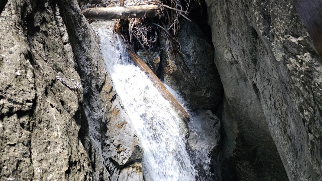 Der Fluss in der Klamm transportiert auch Holz, das den Weg des Wasser punktuell versperrt.