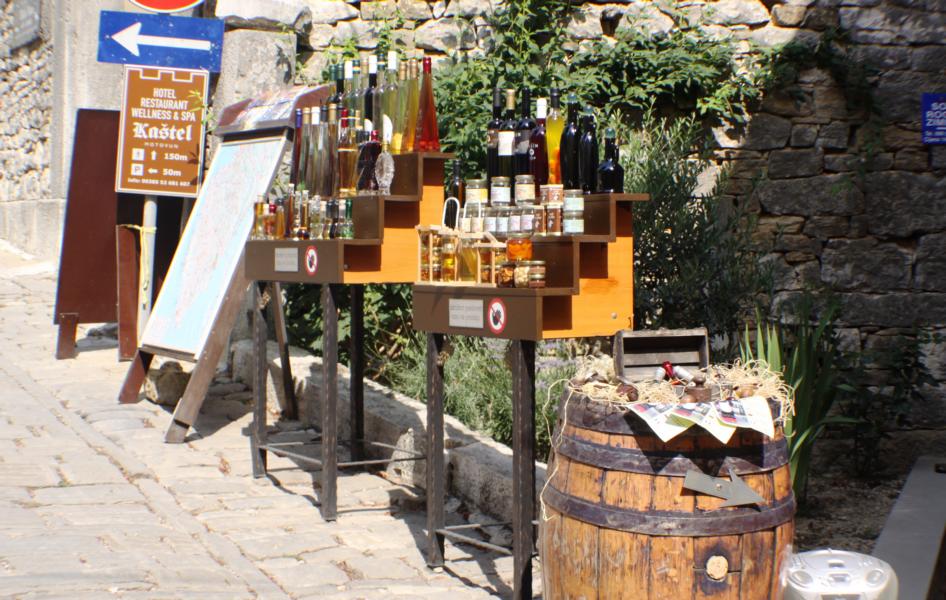  Über eine schmale, steile Gasse gelangt man dann von der Unterstadt hinauf zur Oberstadt. Unterwegs bieten die Händler ihre Waren an.