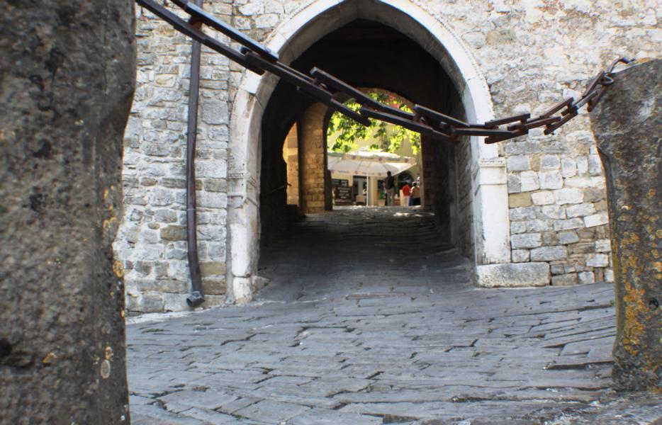 Ein Tor in der Kastellmauer führt zum Hauptplatz. 